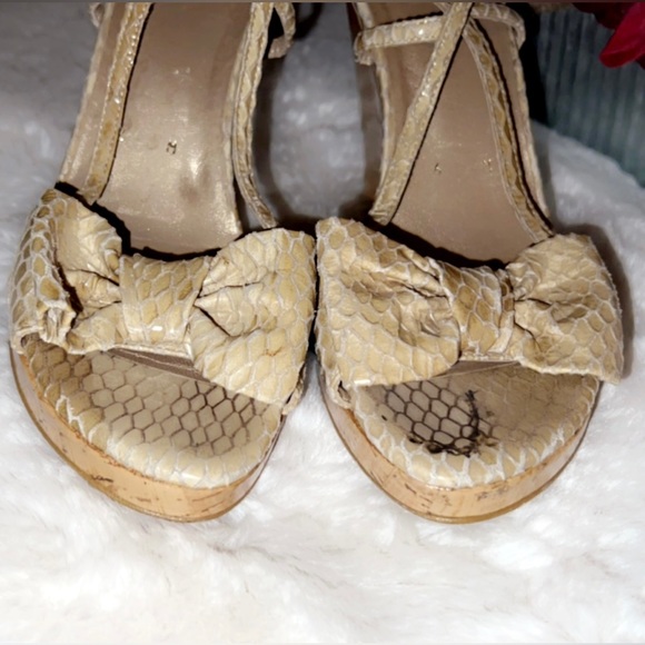 STUART WEITZMAN Snake Skin Bow Wedge Sandal - Picture 4 of 9